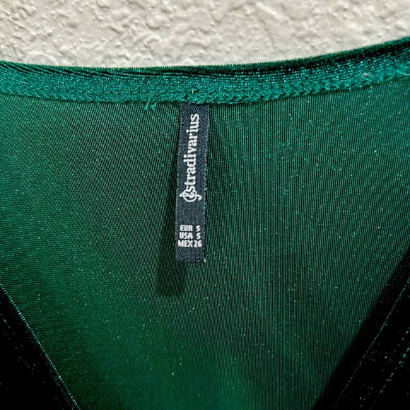 Beautiful Green velvet dress - Picture 4 of 6